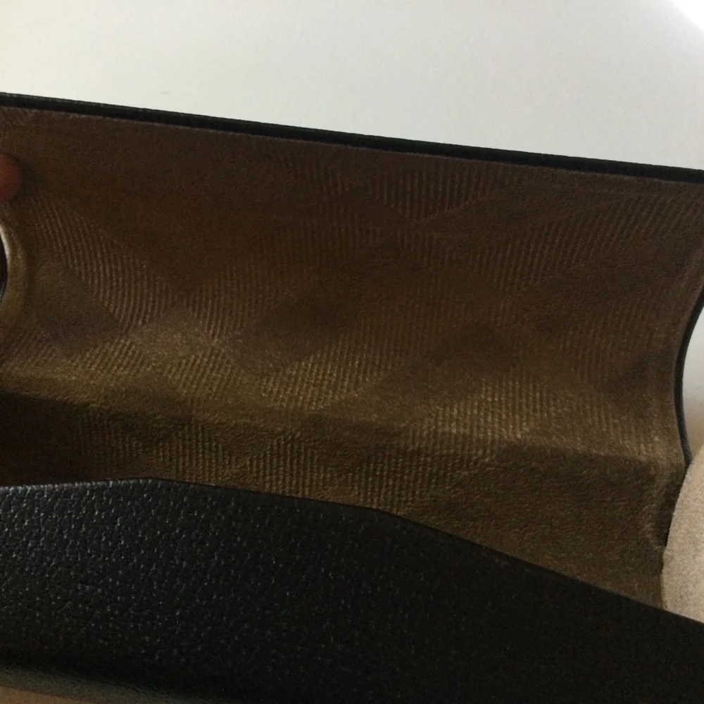 BURBERRY BLACK LEATHER SUNGLASSES CASE WITH CLEANING CLOTH
